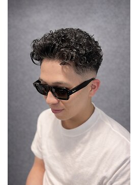 ワンワンオー バーバーショップ 長浜店(@110 BARBER SHOP) 強めカール×スキンフェードで魅せる色気