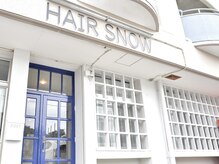 ヘア スノー(HAIR SNOW)の雰囲気（青い扉が目印☆駐車場は店舗前(401)にお願いいたします◎）