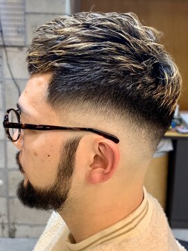 フランクスバーバー アンド ビアークラブ(FRANK'S BARBER and BEER CLUB) かき上げヘアショートレイヤーくせ毛風パーマフェード