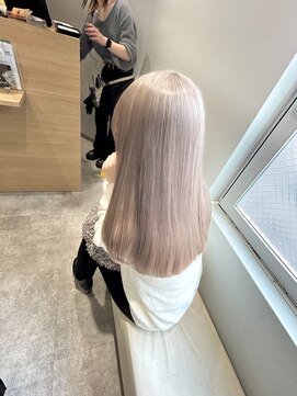 アヴァンス 京橋店(AVANCE) 艶感のあるホワイトベージュ