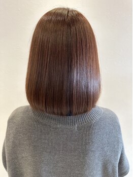 白髪をしっかり染める方、脱白髪染めも艶のあるグレイヘアーへ。ダメージレスカラーやメテオカラーで実現