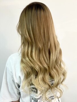 エルア(elua) 大人可愛いグラデーションカラー外国人風ウェーブ6Dエクステ