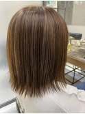 外ハネ切りっぱなし×ハイライトベージュ