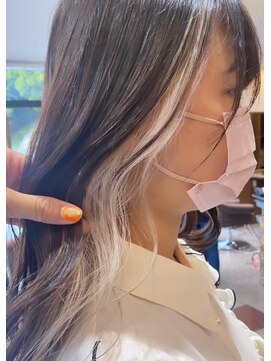 ビーグレイス ホワイトインナーカラー×20代甘めスタイル