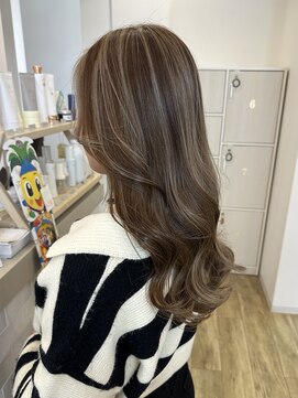 ジュエ ヘアー デザイン(Jue hair design) たっぷりハイライトの柔らかベージュカラー