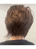 毛先がランダムに動くボブスタイル