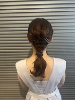 エッジ(EDGE) ビジュー編み込みローポニーアレンジ