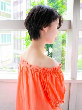 ルティア(Lutia) すっきりショート 黒髪スタイル ひし形シルエット