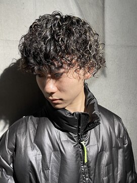 ガズル ハラジュク(GUZZLE HARAJUKU) ハイライトが映えるツイストスパイラルパーマ