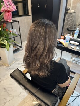 リリス(Lilith) ラベンダーグレージュ×シャドールーツ