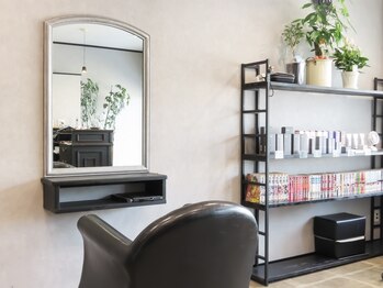 セカンドフロアー(SECOND FLOOR)の写真/リラックス空間で経験豊富な店主が丁寧にカウンセリング。髪のお悩みに真摯に向き合い魅力を引き出します！