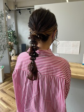 ロッカヘアエジェ(ROCCA hair eje.) ハイライトカラーくびれヘアゆる編みおろし×銀箔8.22