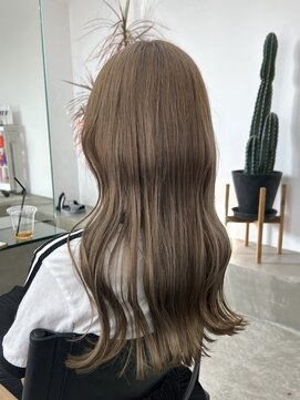 ノートエートル 西金沢(Nought etre) ベージュ寄りのグレージュ/ハイトーンカラー/ツヤ髪スタイル