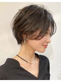 レイヤーカットでつくる丸みシルエットが美しい大人ショートヘア