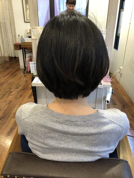 アンプレヴーアジュテ(Impre'vu ajoute) 前下がりショートボブ