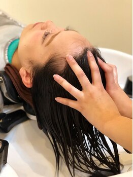 ヘアープレイス ヴィブ(hair place VIVE)の写真/日々ダメージを受けている頭皮を炭酸スパで改善！生まれたてのような健康な地肌と髪に導きます。 