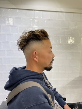 メリケンバーバーショップ フクオカ(MERICAN BARBERSHOP FUK) ツーブロックツイストパーマビジネスかき上げフェードS111