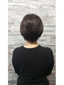 大人女性のシャープなショートカット