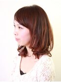 しっかりとしたアウトラインに毛束感のある、大人カールスタイル