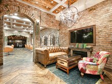 男女年齢問わず幅広いお客様から愛されてるサロン。メディアやドラマの舞台にも使用！【栄/髪質改善】