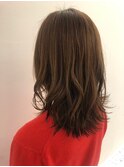 美しくまとまる巻き髪セミロングヘア