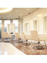 温かみのある空間で、心も髪もゆったりと癒されます！