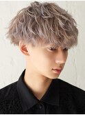 ホワイトグレージュ×メンズ前下がりツーブロックマッシュ
