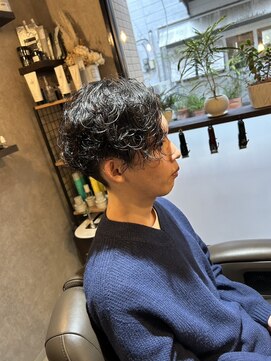 トニコ(toniko) シャドウパーマ×センターパート×ツーブロック×刈り上げ