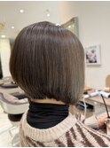明るめ白髪ぼかし×前下がりボブ