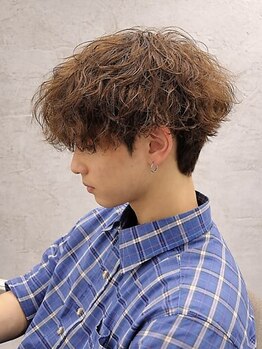 メンズサロン SOSEKI 名古屋栄【メンズサロン ソセキ】の写真/メンズ専門の技術力で"なりたい"を形に。パーマやカットで魅せる、大人のためのカジュアルスタイル。