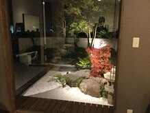 メンケーヴサロン サンパツ タクミ(MAN CAVE SALON 38 TAKUMI)の雰囲気（お席からは四季折々の風景を楽しんでいただけます。）