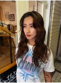 レイヤーカットで大きく緩く動くウェーブパーマで可愛くお洒落に
