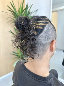 ホワイト(White) ワイルドメッシュ×スパイラルパーマ×マンバン