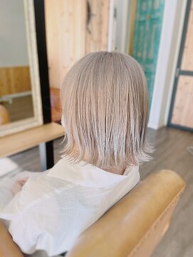 トルチェ(toRtue) ホワイトミルクティー 切りっぱなしボブ