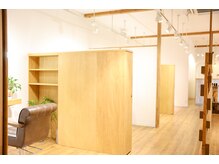 サフィール(Saphir)の雰囲気（ウッドテイストで温かみある半個室空間♪お二人でのご来店も◎♪）
