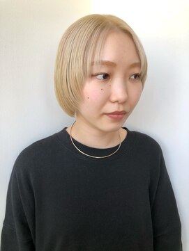 ベチカ(vetica) ブロンドベージュのミニボブスタイル