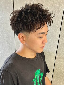 ヒュイル バイ ニアウ(Hwyl by Niau) ジェットモヒカン束間ショートワンカールパーマニュアンスパーマ