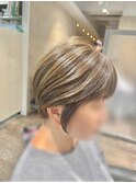 丸みショートボブ◎小顔×前下がりレイヤーアッシュベージュ
