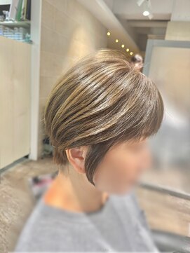 ブロッサム 保谷(Blossom) 丸みショートボブ◎小顔×前下がりレイヤーアッシュベージュ