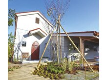 ヘアーミュゼ 井田店(Hair Musee)の雰囲気（オレンジの駐車場と赤い扉が目印☆お任せ大歓迎です♪）