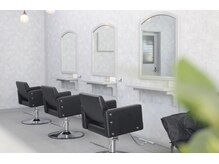 リロハナ(RILOHANA)の雰囲気(~清潔感のある落ち着いた店内~)