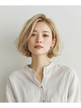 清潔感と女性らしさを両立した、エアリーなショートボブ