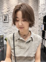エン(YENN)&nbsp;ショートボブ　ニュアンスパーマ　グレージュ