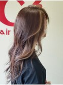 ハイライトで軽さをプラス、ロングレイヤースタイル