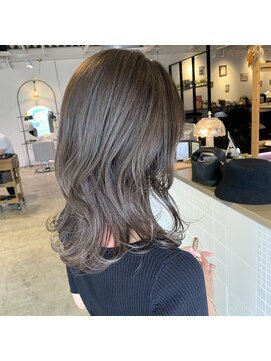 ジジ フルアヘッド(Gigi fullahead) *大人くびれミディ　ハイライトグレージュ*