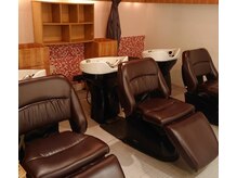 レバンズの雰囲気（静かな癒しのBGMでおくつろぎ頂けるフラットシャンプースペース）