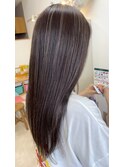 暗髪に透ける細ハイライト
