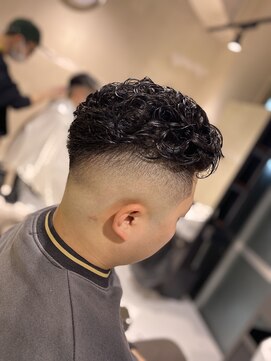 フランクスバーバーザスタンド(Frank’s barber the stand) スペインカール/スパイキーショート/フェザーパーマ/飯田橋E