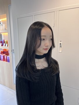 シダ(sida SAIIN) 20代30代レイヤーセミロングセンターパート