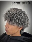 ウルフスタイル × ホワイトメッシュ × 縦落ちツイストパーマ